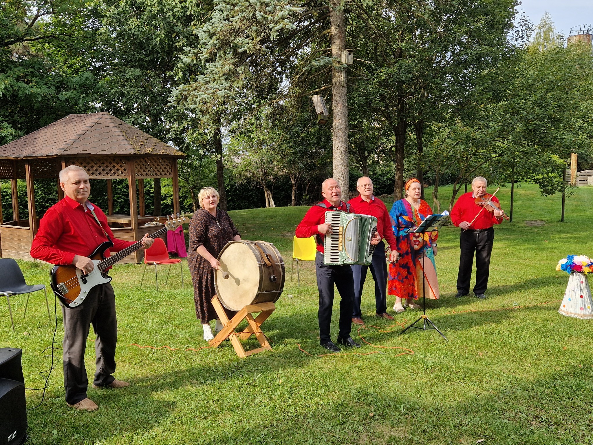 Read more about the article Širvintų kultūros centro Musninkų filialo liaudiškos muzikos kapela koncertavo  Nemenčinės  „Savarankiško gyvenimo namuose“